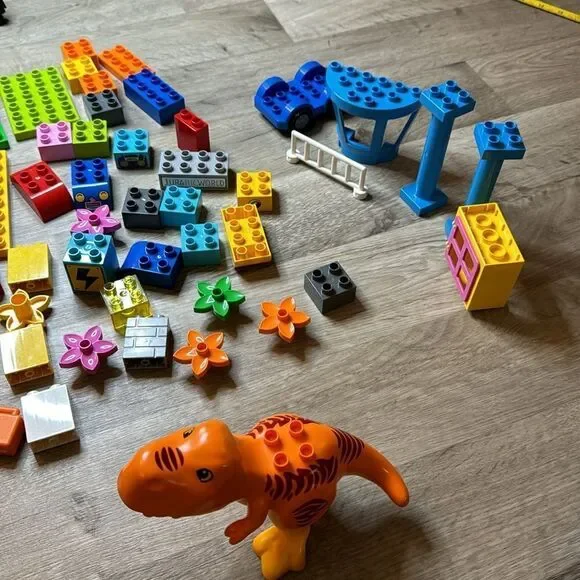 Legos. Duplo sets. The whole lot here. 90 Legos. Jurassic Park dinosaur - Picture 5 of 6